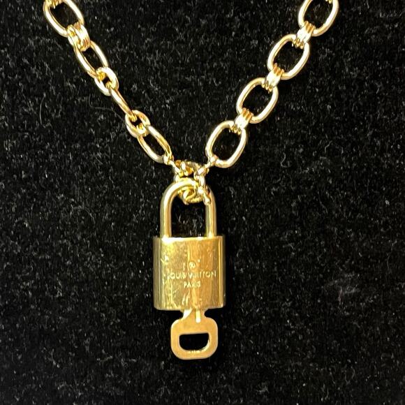 Louis Vuitton Lock & Key Set #446 w/ an 18” Gold-Tone Chunky Chain Necklace - Picture 5 of 6